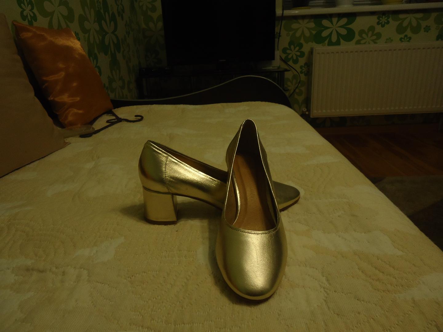 Отзыв на Золотой Обувь с Блок каблук из Интернет-Магазина Riverisland.com